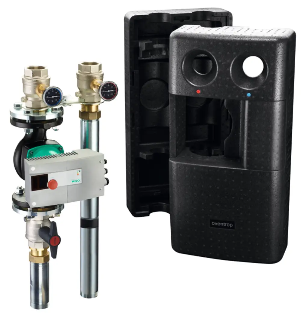 Heizkreisstation mit Pumpe und Druckmessgeräten, im Gehäuse untergebracht. Zubehörteile zur Heizungsinstallation von Oventrop sind sichtbar.